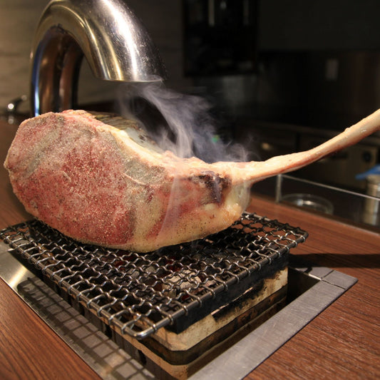 厳選A5等級黒毛和牛トマホークステーキ骨付き1本 -枯らし熟成- (3-4人分)【送料無料】