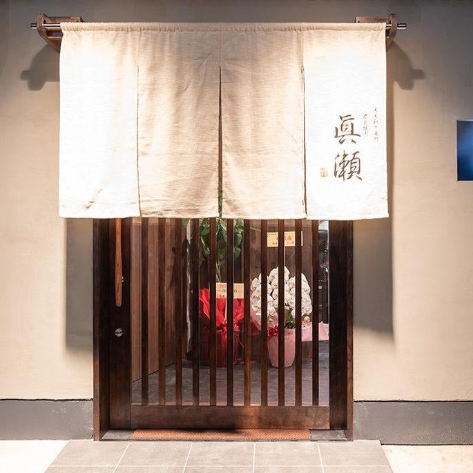 贈答品用木箱つき_厳選A5等級黒毛和牛_霜降りともも焼肉(500g)【送料無料】